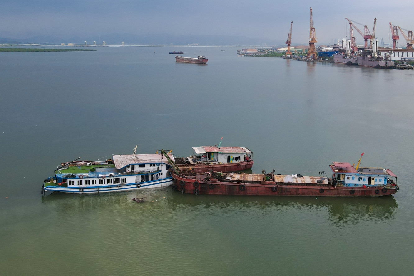 Cận cảnh tàu Vịnh Xanh 58 sau khi được trục vớt và kéo về bờ