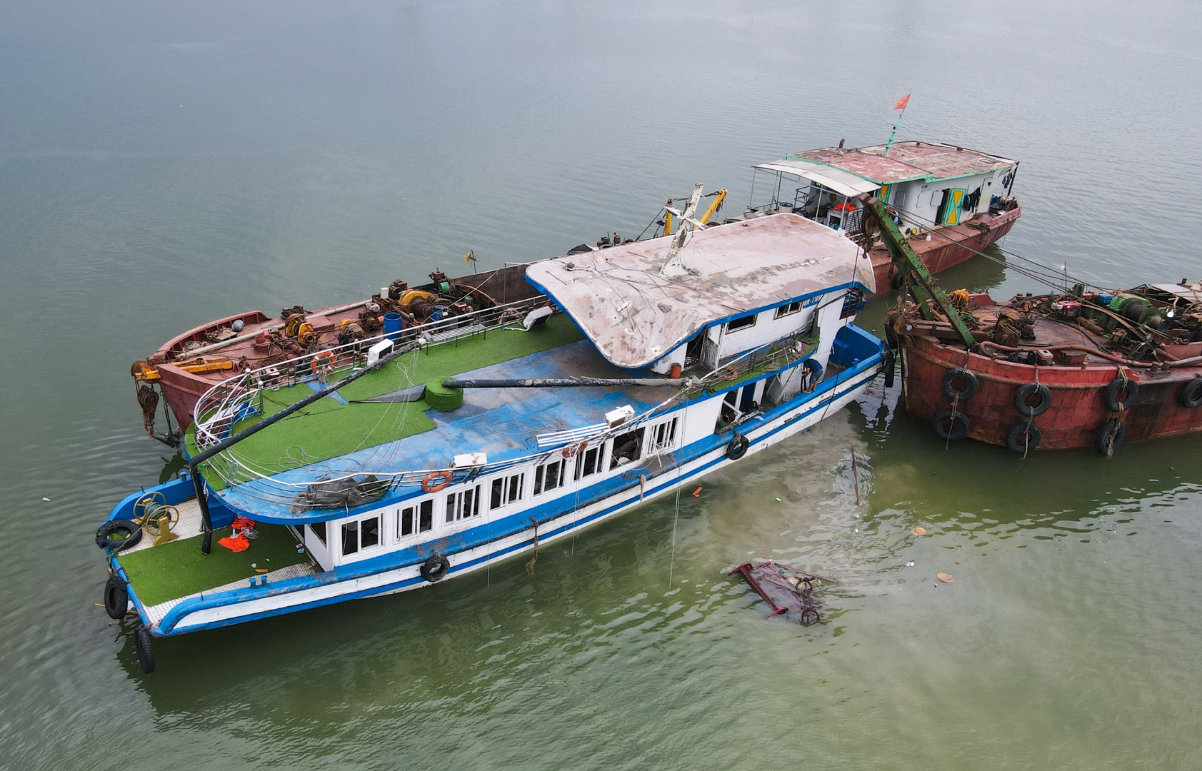Lai dắt tàu Vịnh Xanh 58 vào bờ, tìm kiếm 4 người còn mất tích