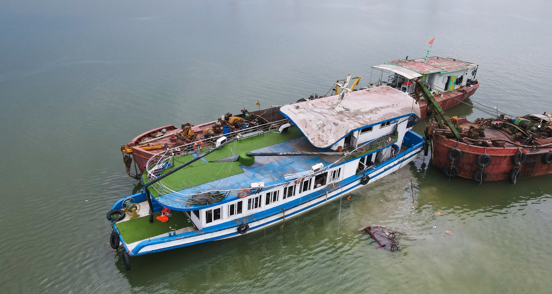 Lai dắt tàu Vịnh Xanh 58 vào bờ, tìm kiếm 4 người còn mất tích