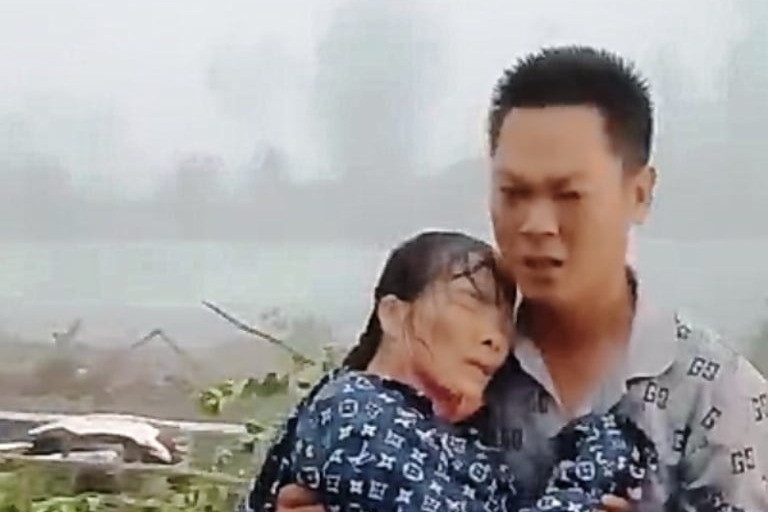 Chàng trai Ninh Bình nhận 'mưa lời khen' khi cứu người trong cơn giông