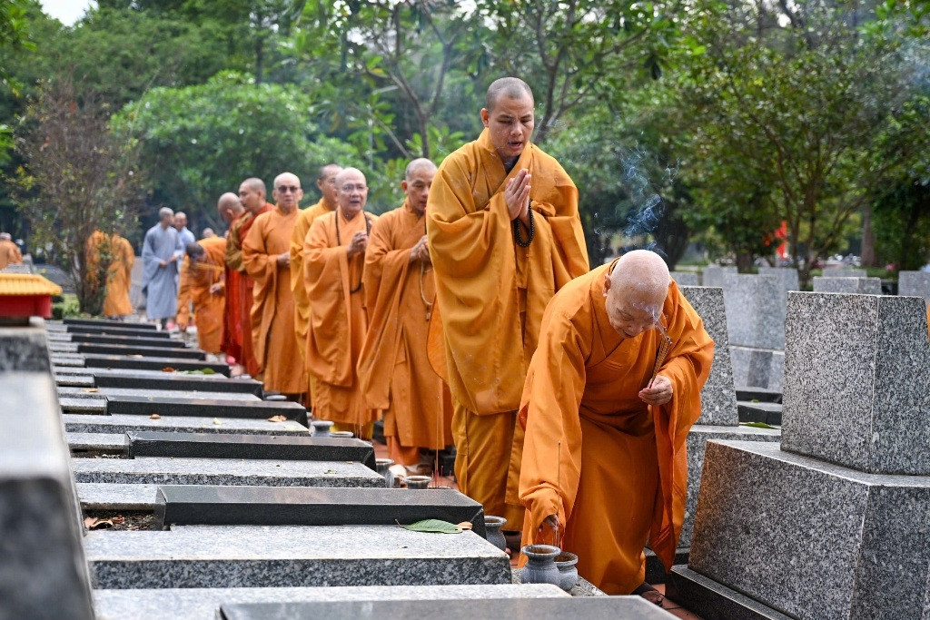 Chủ tịch Hội đồng trị sự Giáo hội Phật giáo Việt Nam tưởng niệm anh hùng liệt sĩ