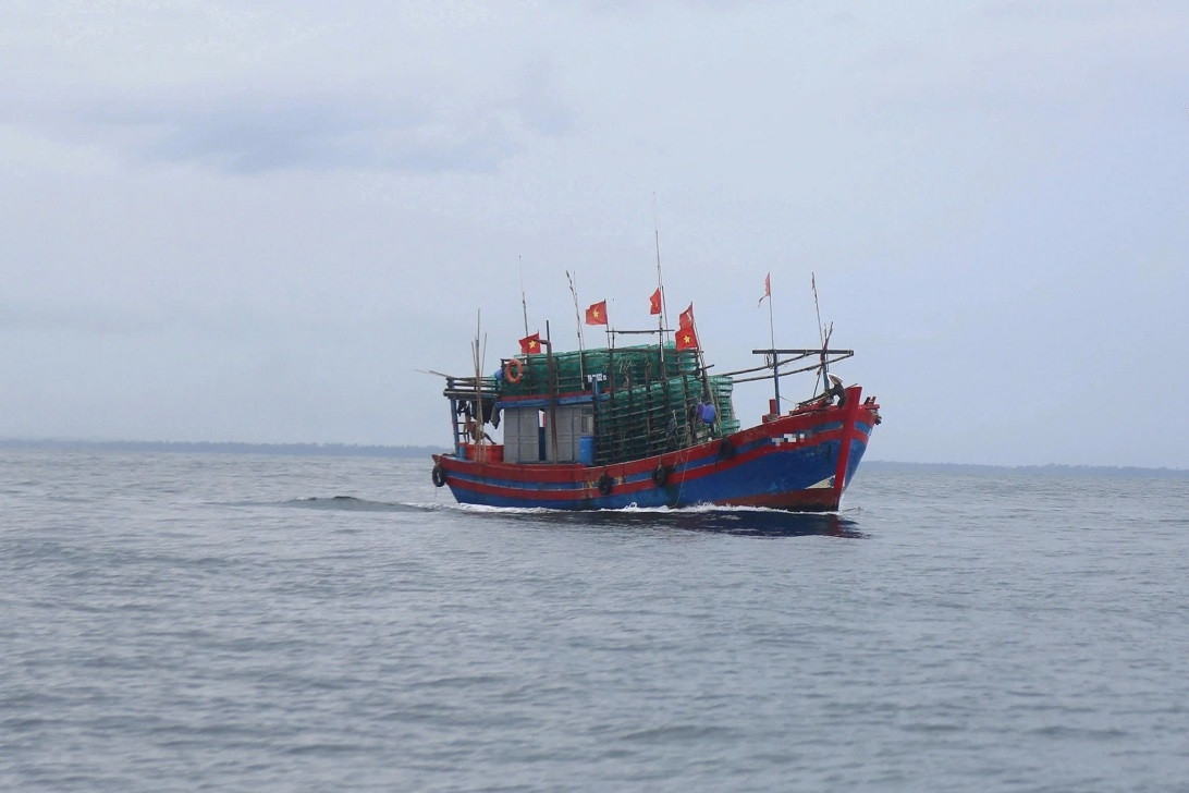 Cứu 7 thuyền viên trên tàu cá bị dông lốc đánh chìm
