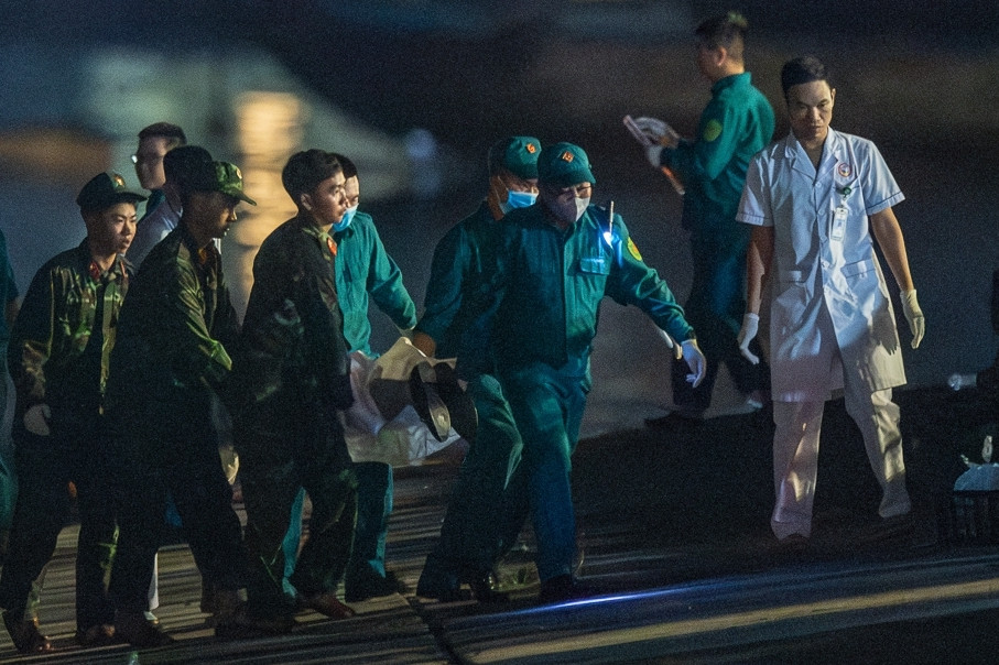 Đêm tang thương ở Quảng Ninh: Người thân quặn lòng nhìn từng thi thể được đưa về bờ