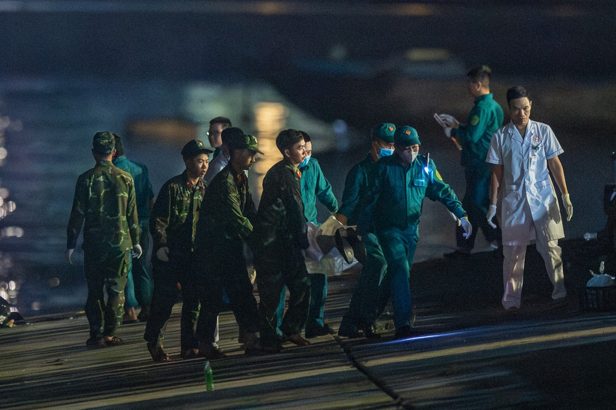 Đêm tang thương ở Quảng Ninh: Người thân quặn lòng nhìn từng thi thể về bờ