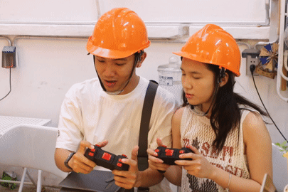 Độc lạ cà phê trải nghiệm 'lái xe công trình', trẻ em đến người lớn đều mê