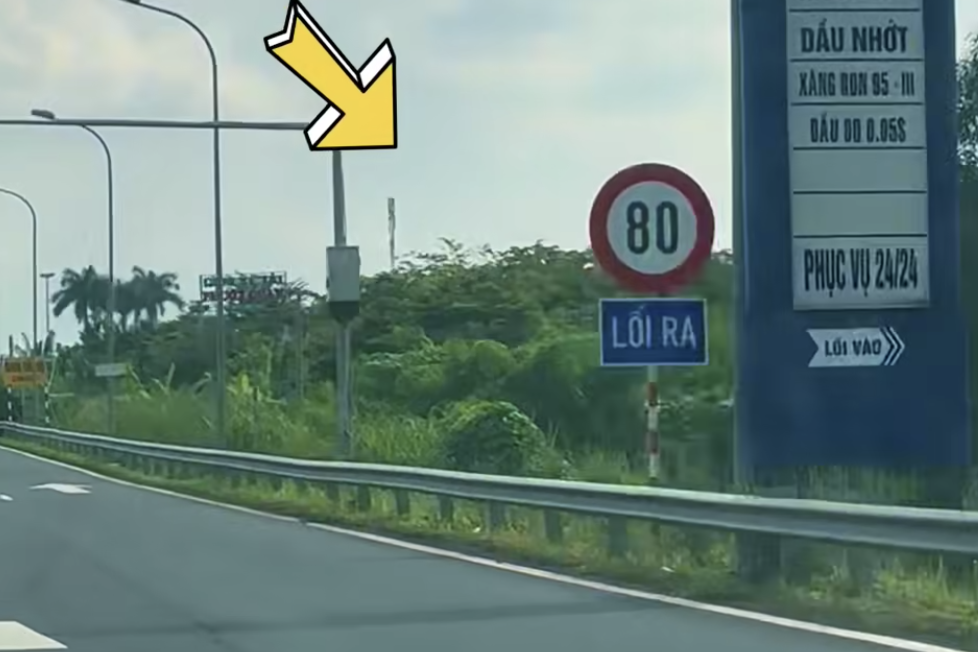 Biển báo giới hạn tốc độ 80km/h bị che khuất, tài xế lo dính phạt nguội