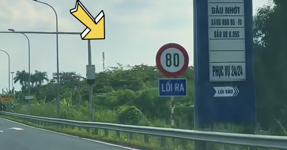 Biển báo giới hạn tốc độ 80km/h bị che khuất, tài xế lo dính phạt nguội