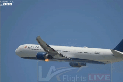 Khoảnh khắc động cơ cháy dữ dội khi máy bay đang cất cánh