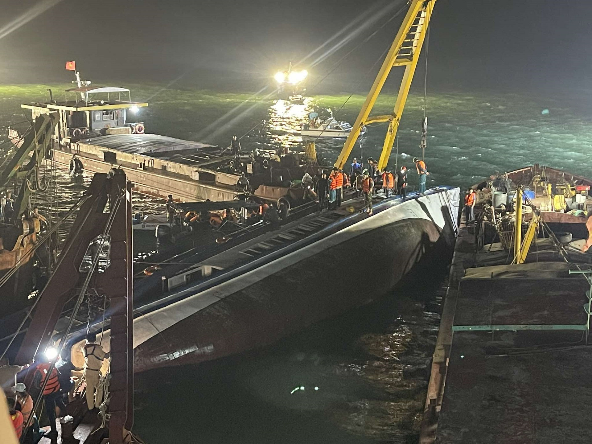 Lật tàu ở Hạ Long 2.jpg