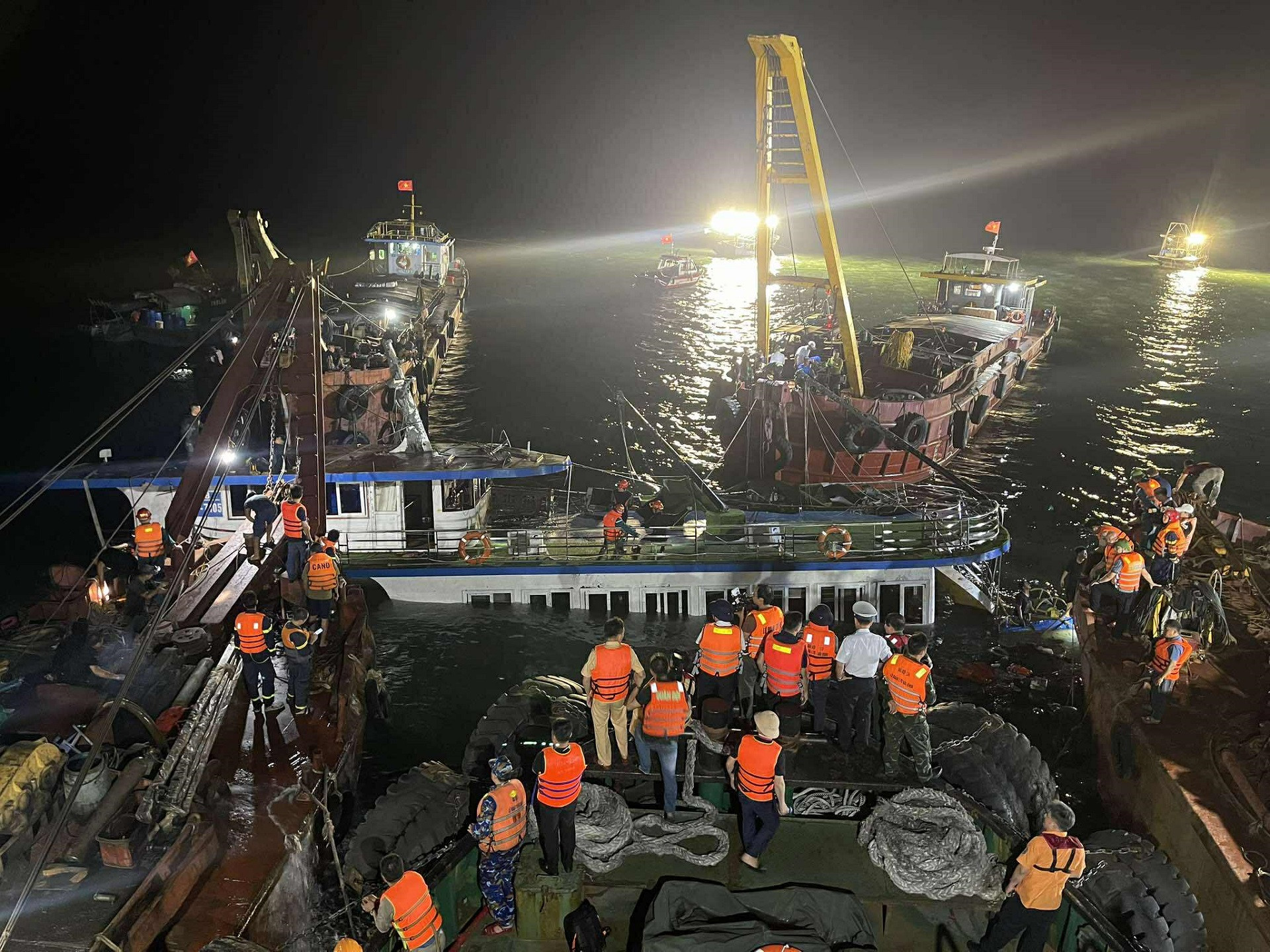 Lật tàu ở Hạ Long 6.jpg