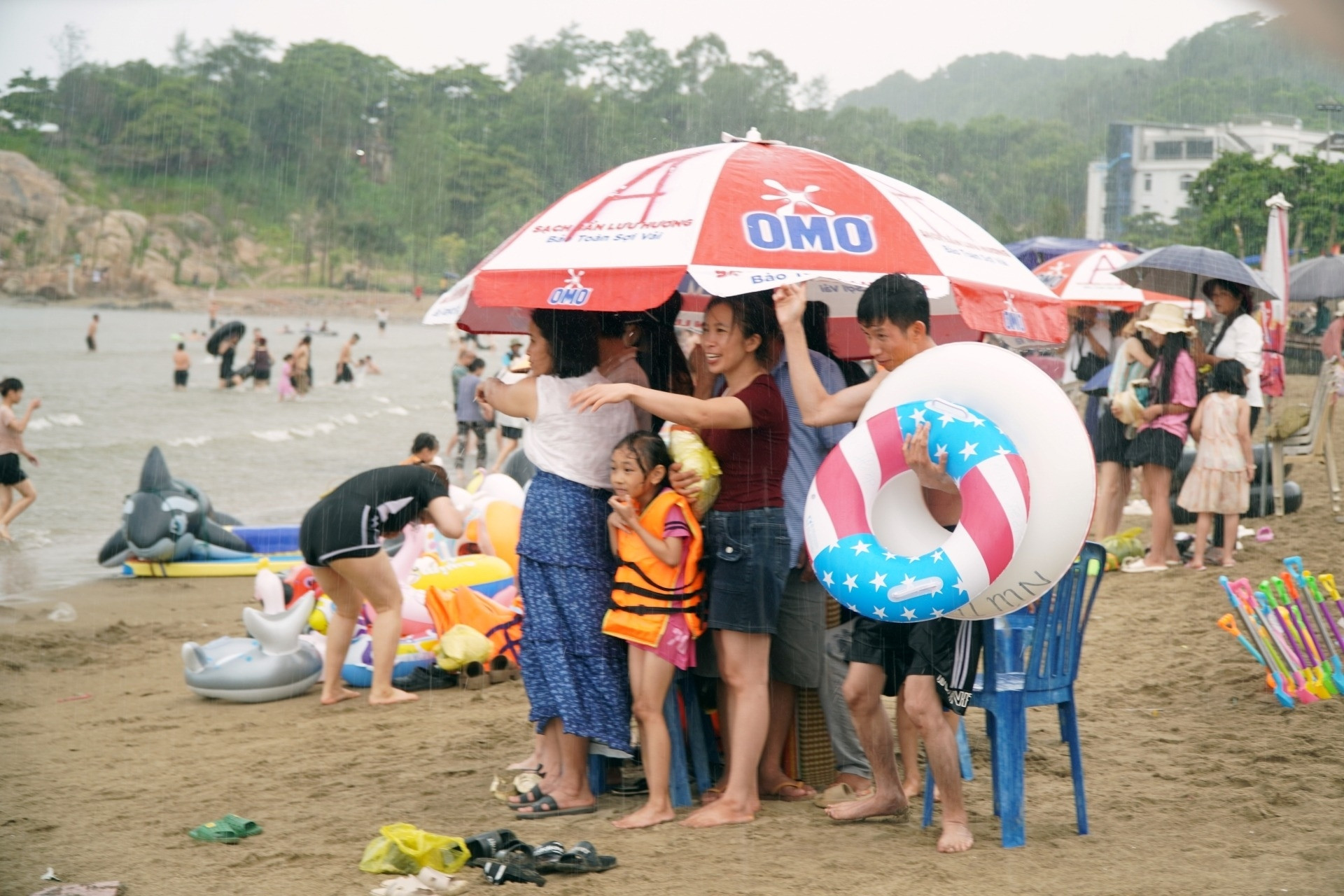 Mưa to, hàng nghìn du khách vẫn vô tư tắm biển Sầm Sơn