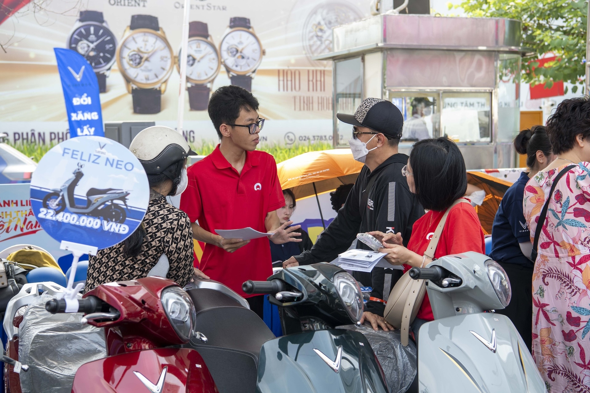 Người dân Hà Nội, TP.HCM, Hưng Yên nô nức đổi xe máy xăng lấy xe máy điện