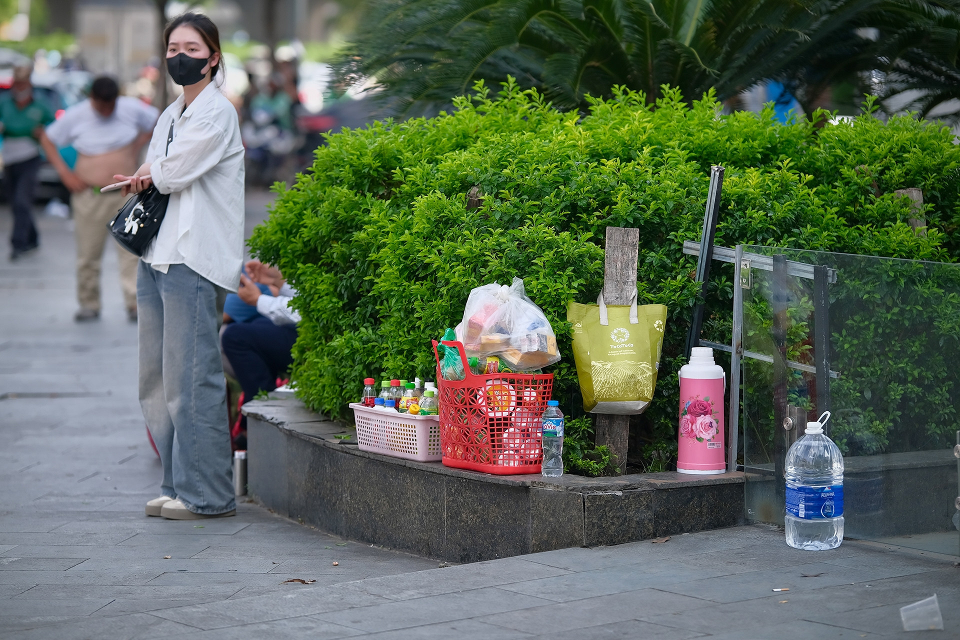 Nơi người bán trà đá đuổi cô gái chờ xe buýt: Lộn xộn, nhếch nhác trở lại
