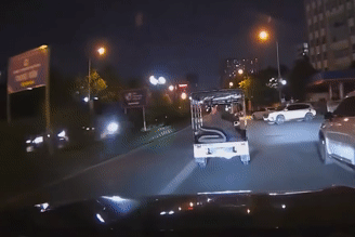 Nóng trên đường: Lái xe kiểu ngang ngược khó hiểu khiến ai cũng 'nhức mắt'