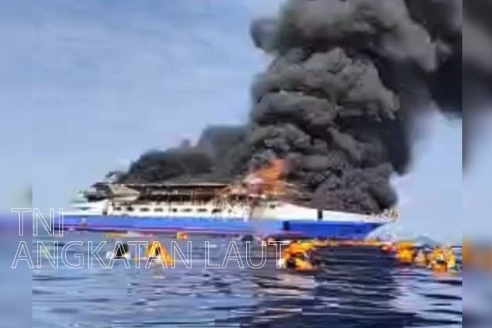 Phà bốc cháy giữa biển Indonesia, gần 130 người mất tích