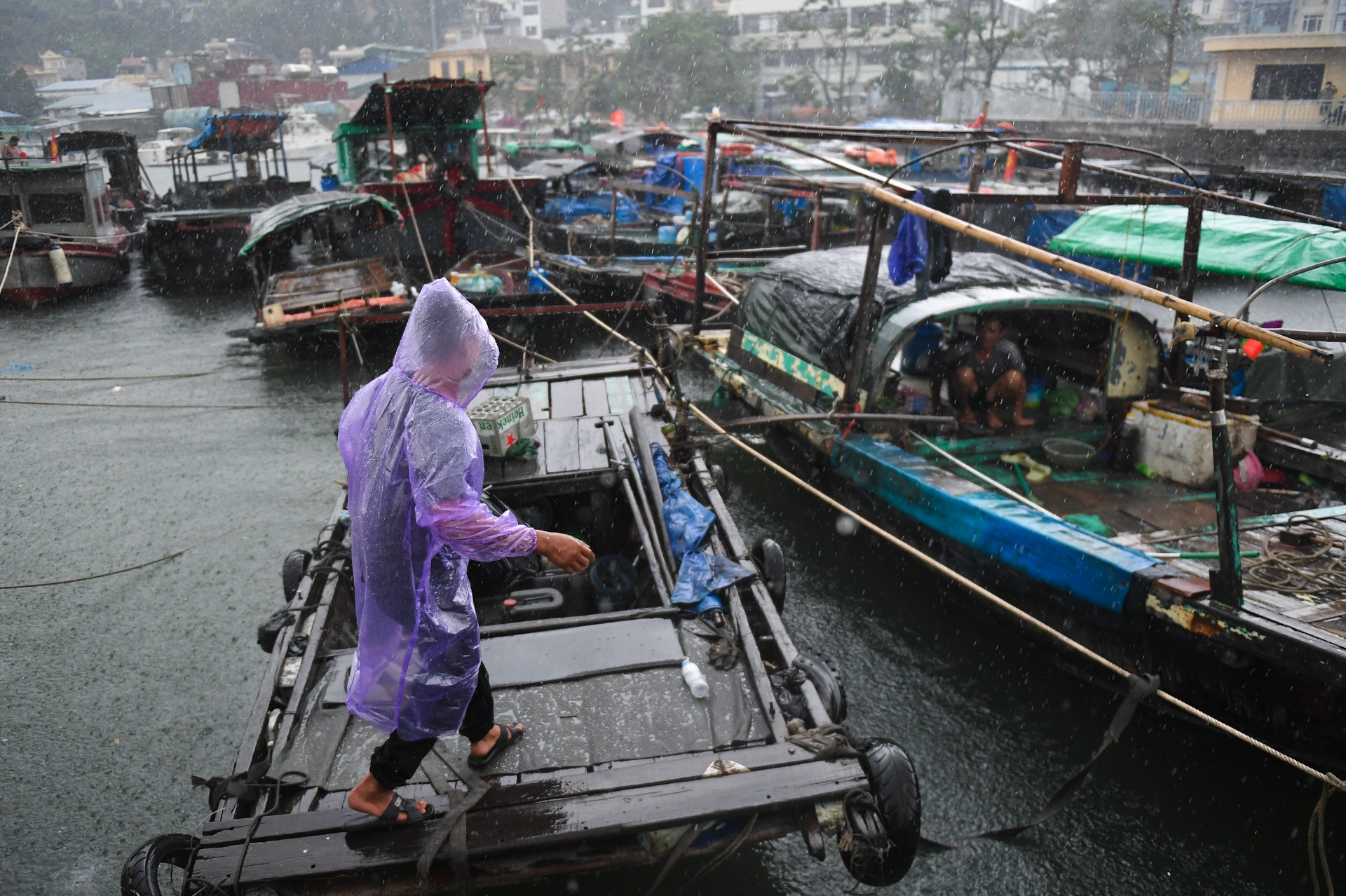 Quảng Ninh mưa gió mịt mù, cảnh sát gọi loa thuyết phục ngư dân rời thuyền