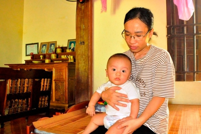 Sự sống của bé trai 'đếm bằng hơi thở', người mẹ nghèo khẩn thiết xin giúp đỡ
