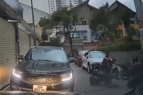 Giữa giông gió ở Hà Nội, tấm tôn rơi trúng, người đi xe máy thoát chết thần kỳ