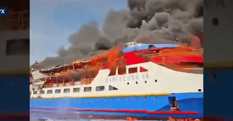 Tàu chở 280 người bốc cháy dữ dội, hành khách nhảy xuống biển thoát thân