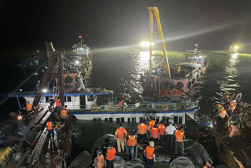 Tàu Vịnh Xanh 58 bị lật trên vịnh Hạ Long được phép chở tối đa bao nhiêu người?