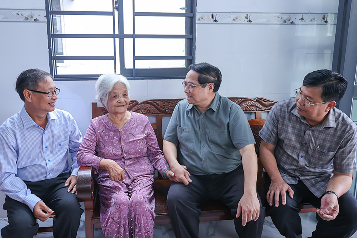 thủ tướng thăm gđ chính sách.jpg