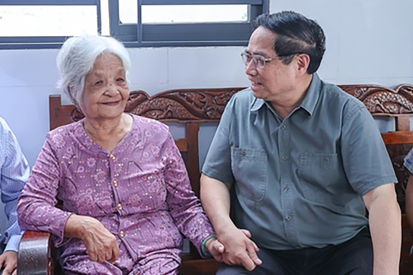 Thủ tướng thăm, tặng quà gia đình chính sách tại An Giang