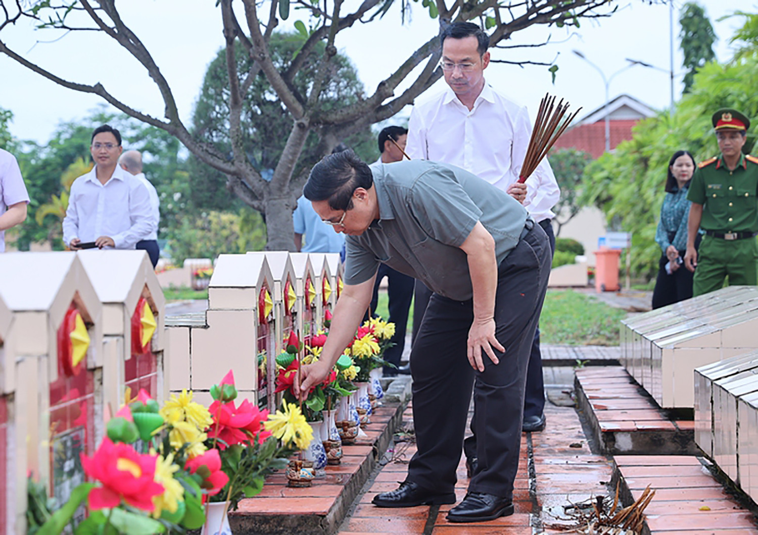 thủ tướng viếng nghĩa trang.jpg