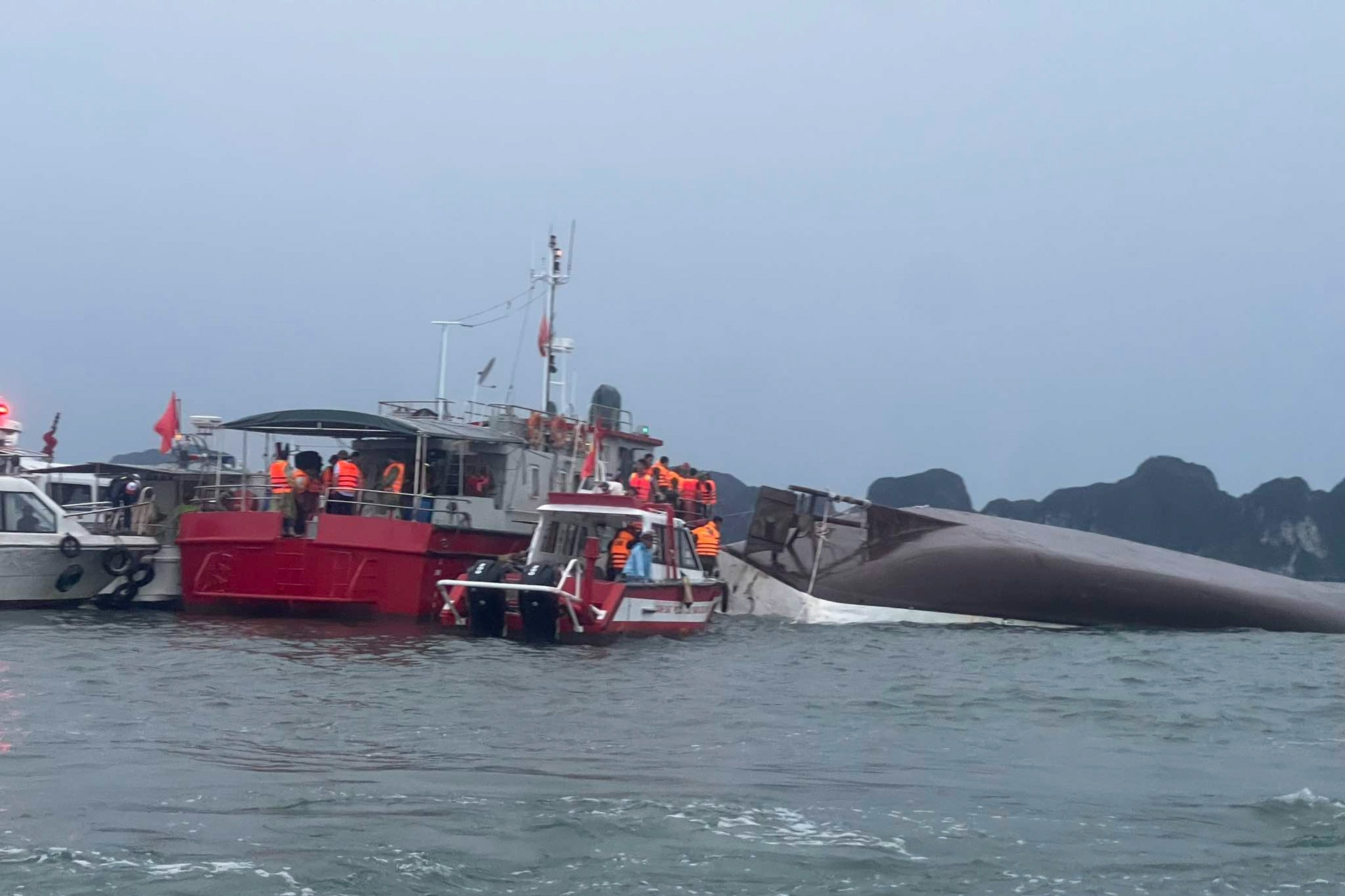 Trước khi bị lật ở Hạ Long, tàu du lịch đã mất tín hiệu GPS