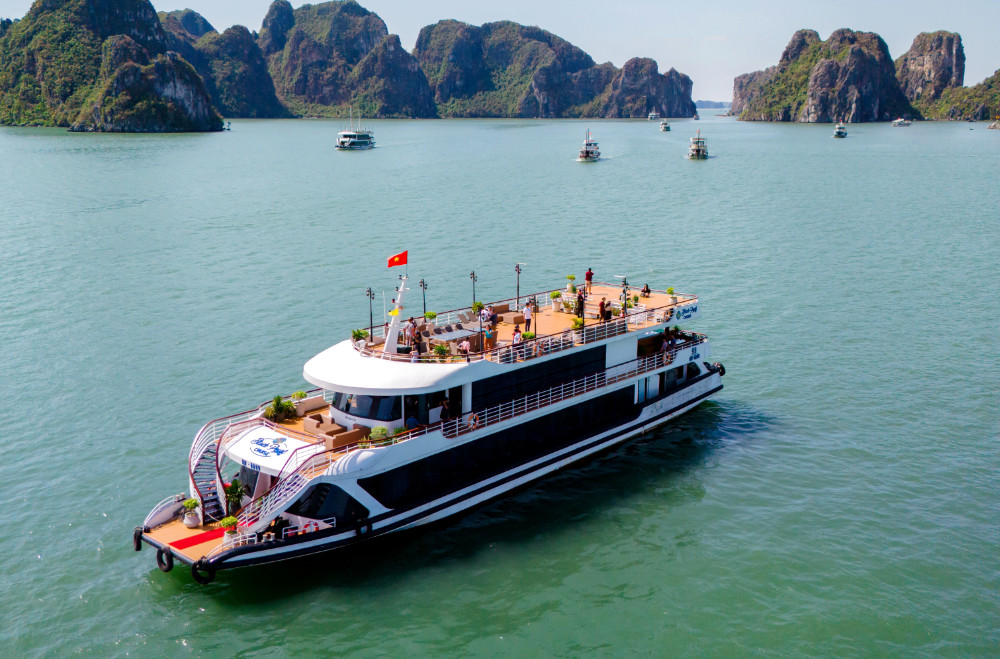 Vịnh Hạ Long tạm dừng tàu chở khách từ 20/7, Ninh Bình ngừng tham quan khi thời tiết xấu