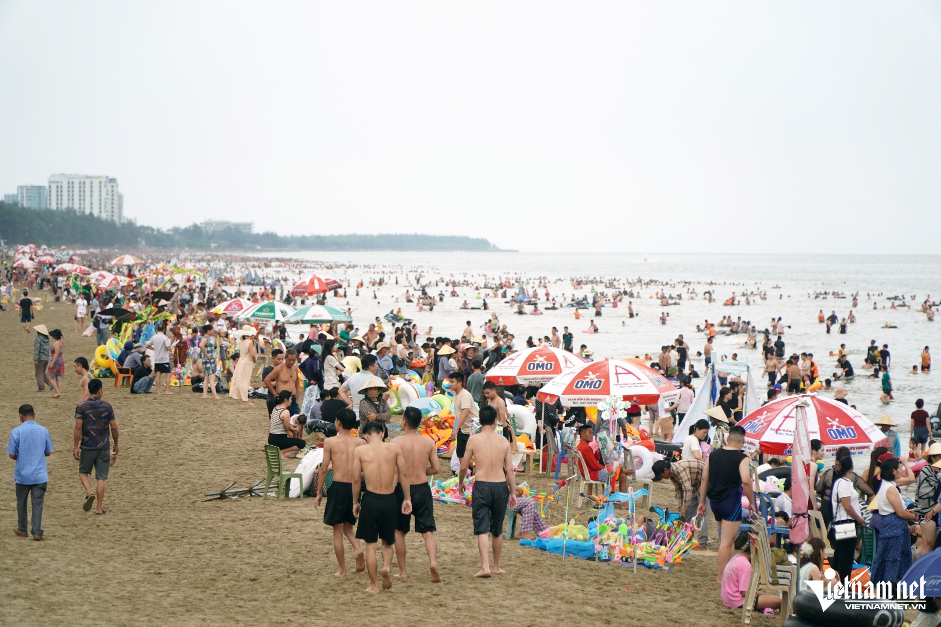 W-a1Sầm Sơn đông kín người tắm biển.JPG.jpg