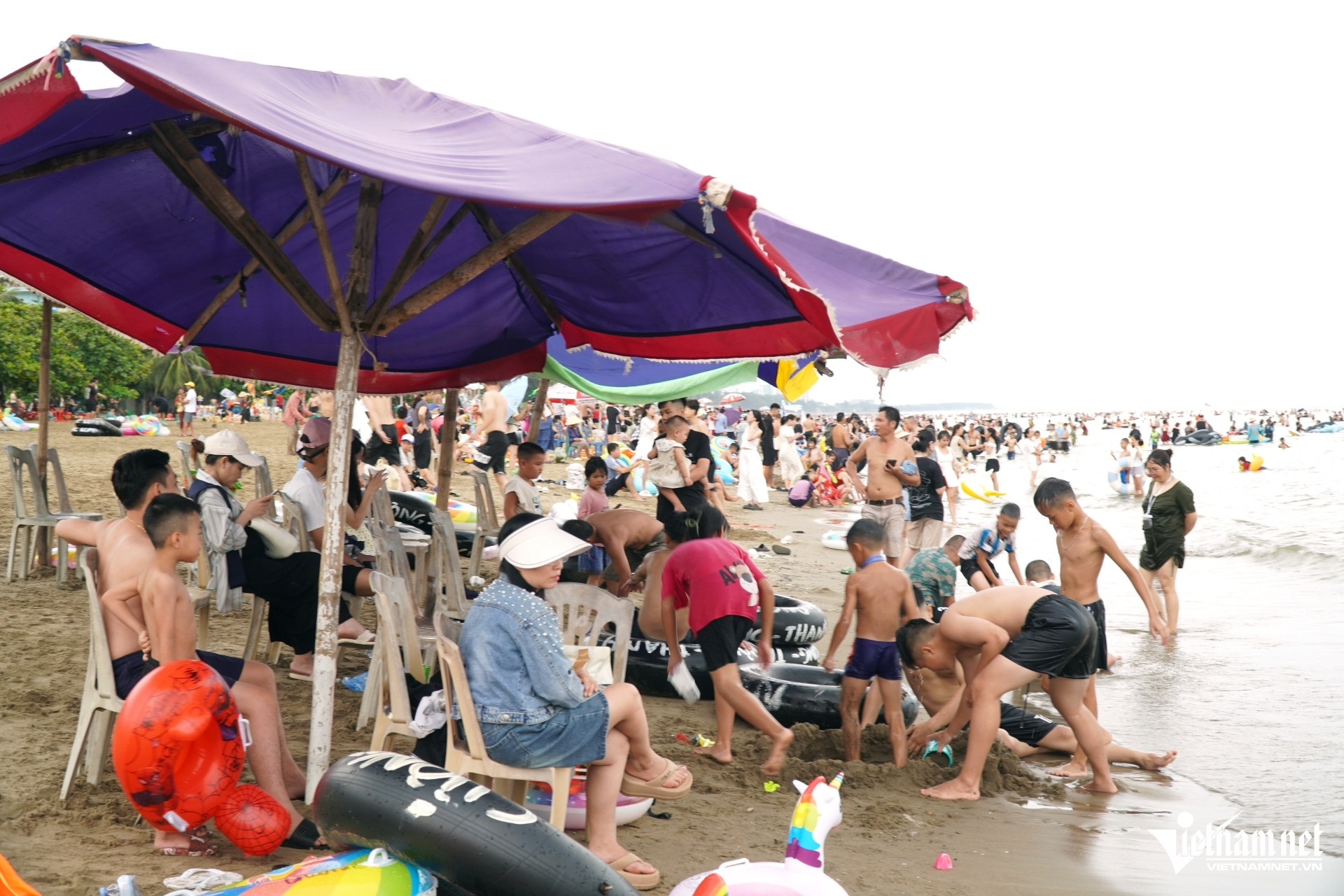 W-a2Sầm Sơn đông kín người tắm biển.JPG.jpg