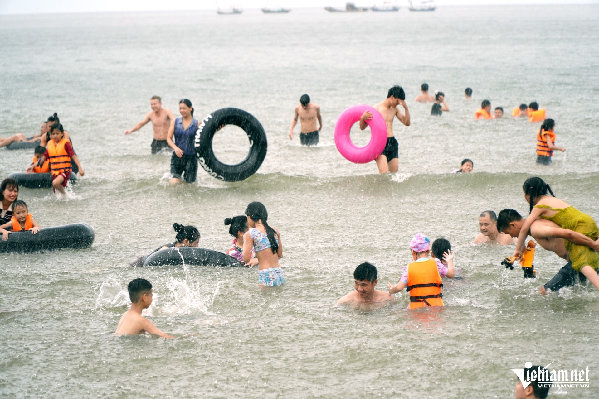 W-a6Sầm Sơn đông kín người tắm biển.JPG.jpg