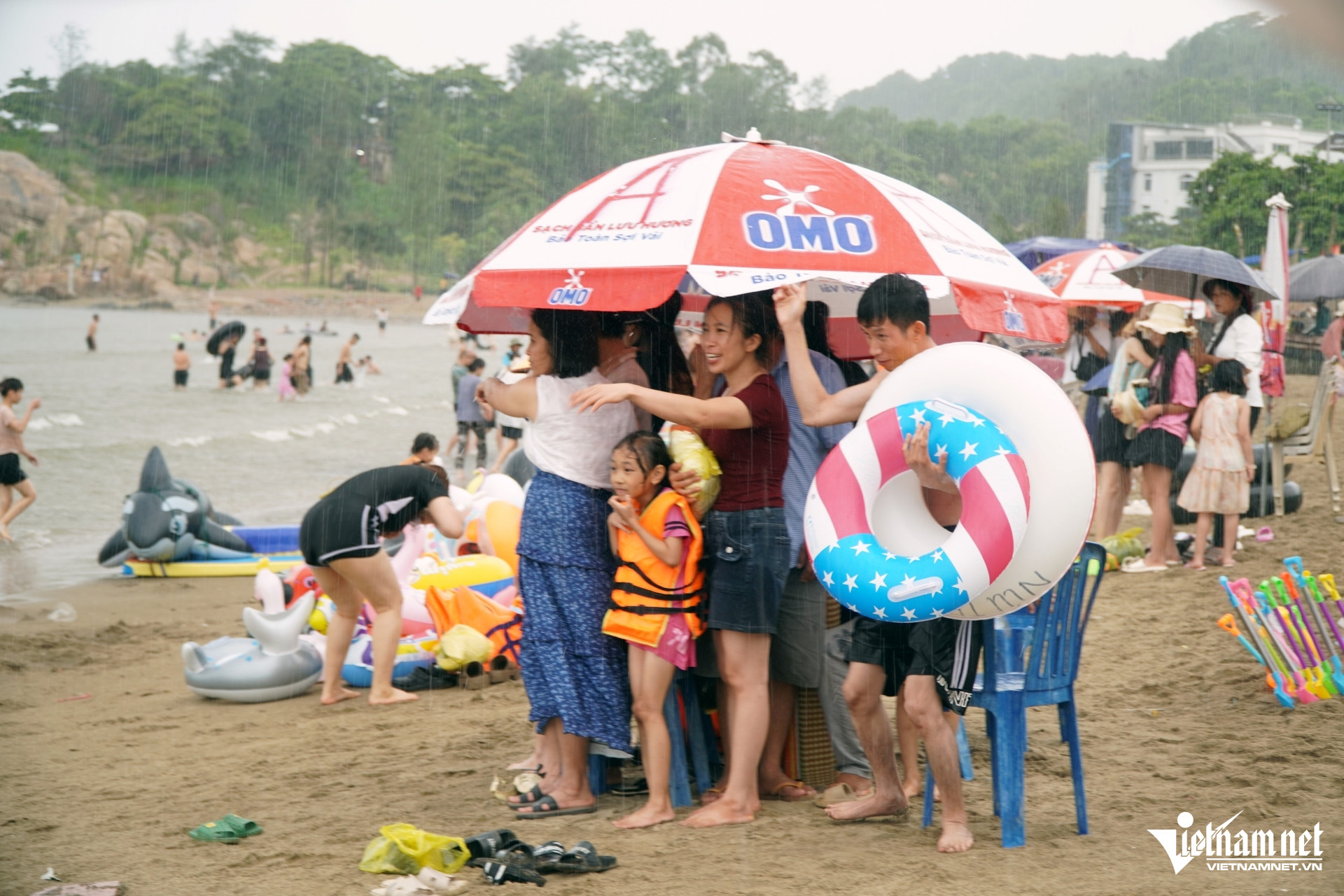W-a7Sầm Sơn đông kín người tắm biển.JPG.jpg