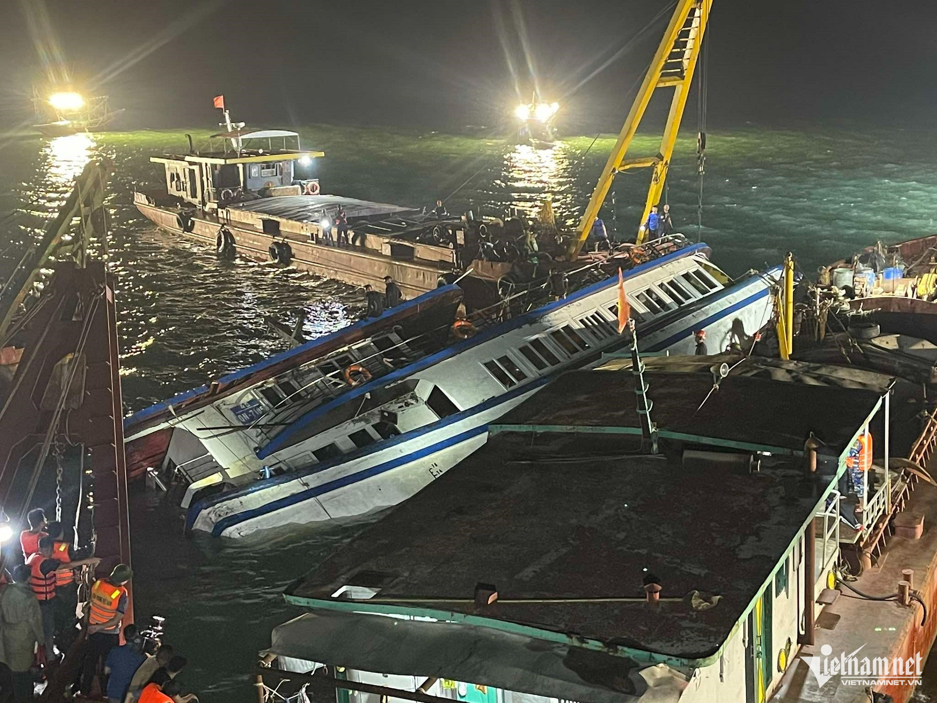 W-Lật tàu ở Hạ Long 3.jpg