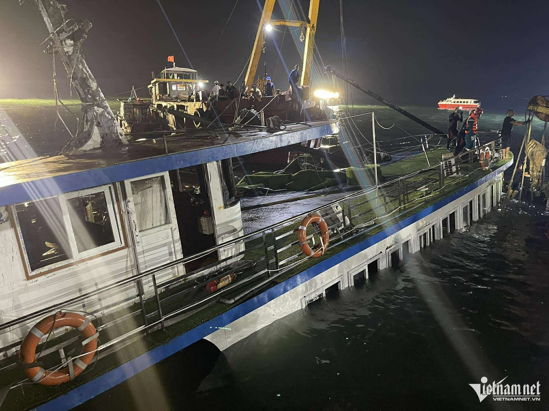 W-Lật tàu ở Hạ Long 7.jpg