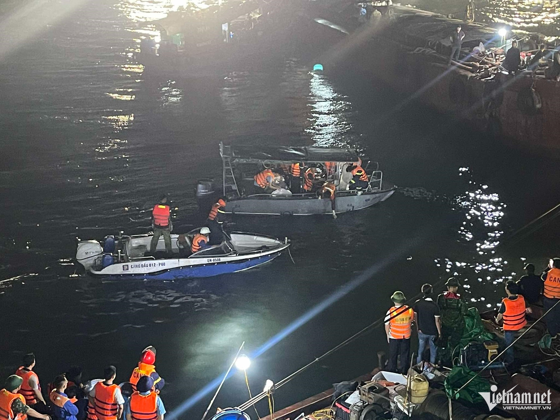 W-Lật tàu ở Hạ Long.jpg