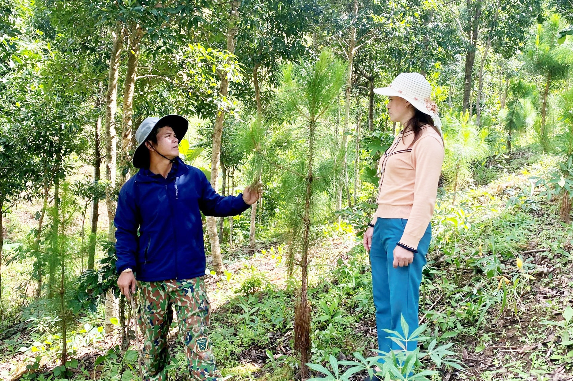 Xã nghèo từ chối nhận hoa mừng đại hội, chỉ nhận cây giống tặng đồng bào Xơ Đăng