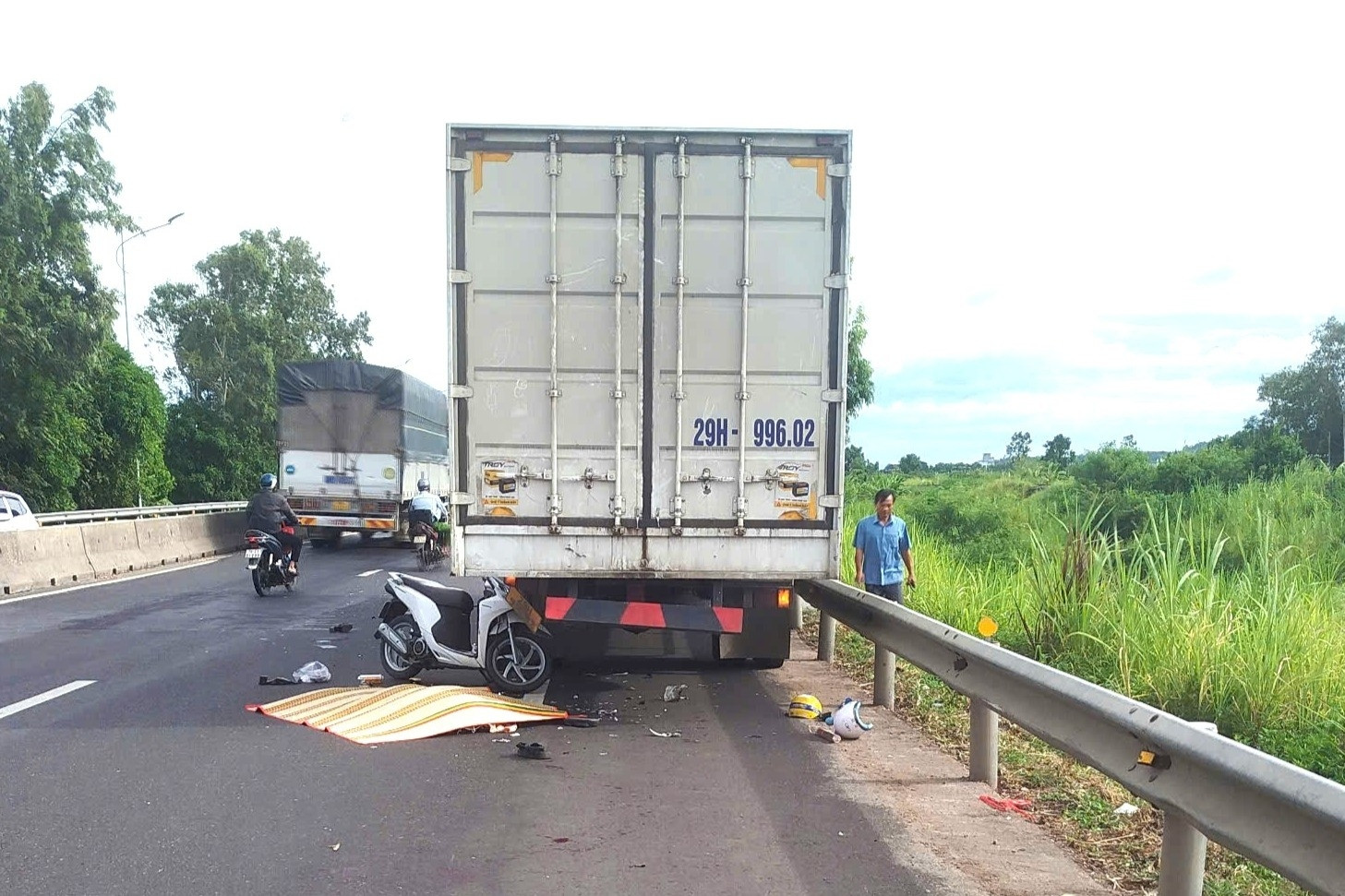 Xe máy tông vào đuôi xe tải đỗ cùng chiều, 3 bà cháu tử vong