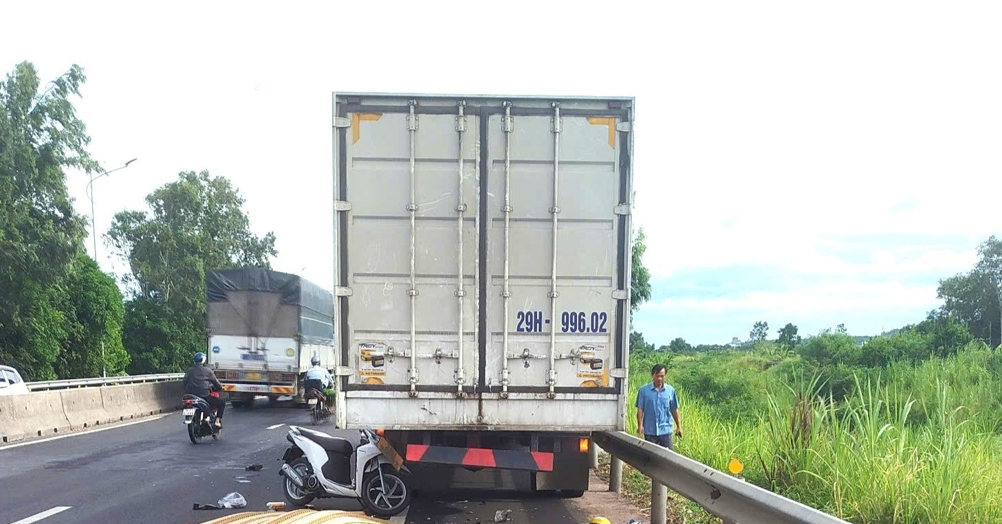 Xe máy tông vào đuôi xe tải đỗ cùng chiều, 3 bà cháu tử vong