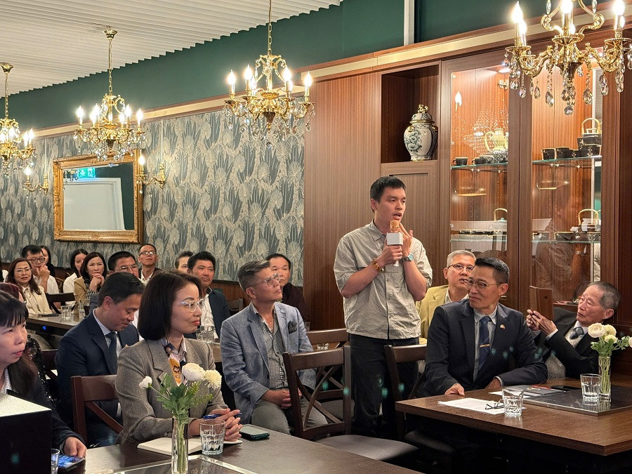 1. Quang cảnh buổi làm việc giữa Thứ trưởng và đại diện cộng đồng tại Thuỵ Điển.JPG