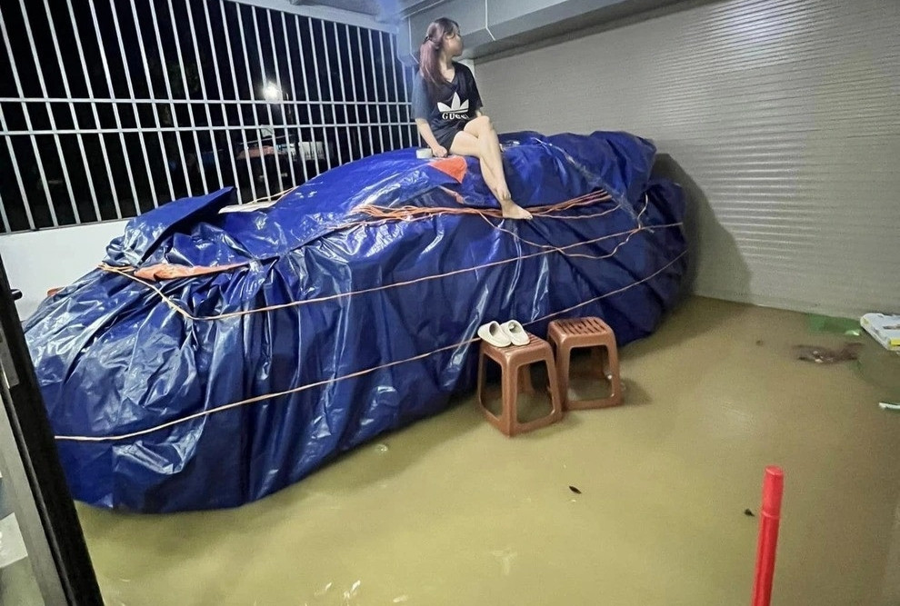 Bản tin sáng 21/7: Bão số 3 Wipha áp sát, người dân đua nhau bọc xe chống ngập