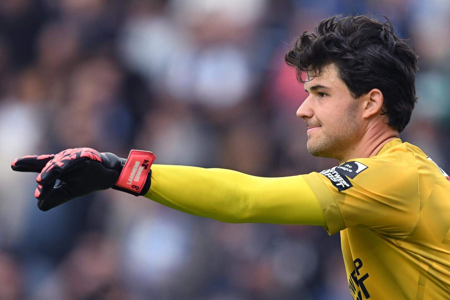 Tin tức chuyển nhượng 21/7: MU lấy Courtois mới, Chelsea chốt Rogers