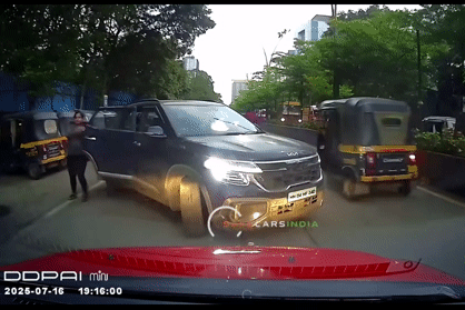 Bị chặn vì lái xe ngược chiều, người phụ nữ lao ra cãi vã ầm ĩ giữa phố đông