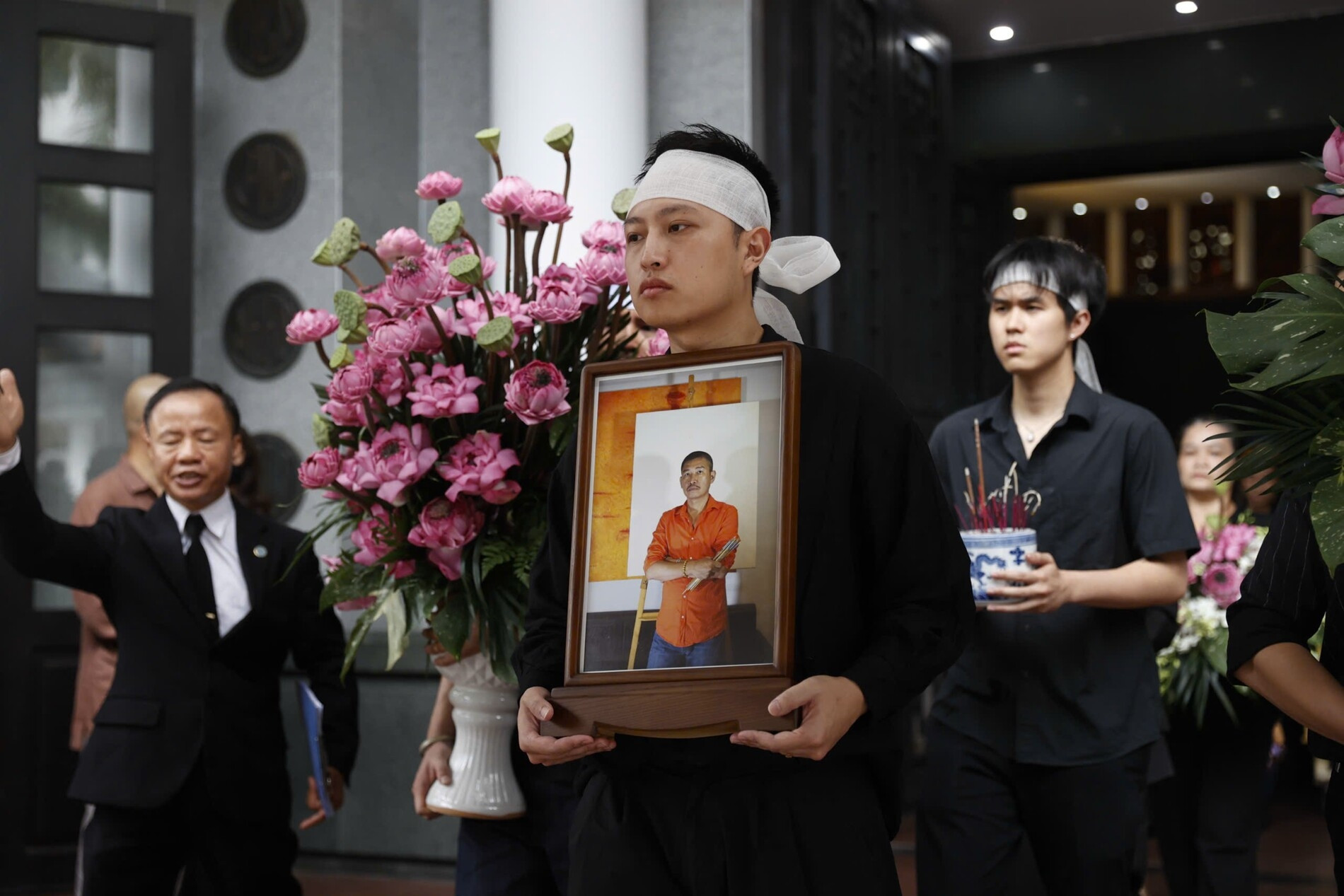 Cảm động lễ tang họa sĩ Lê Thiết Cương