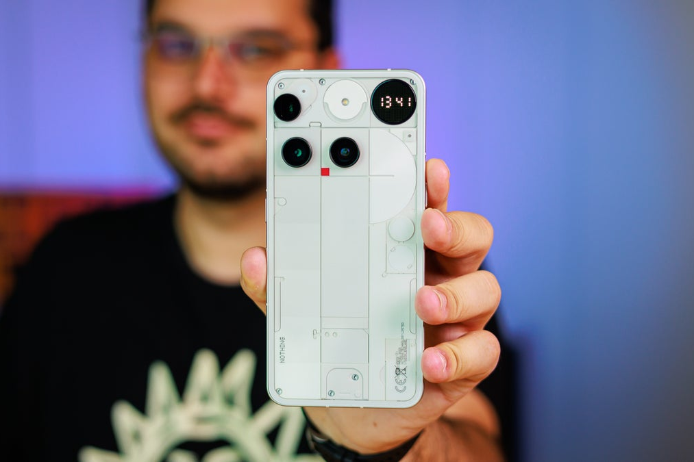 Chiếc smartphone hút mọi ánh nhìn này có so kè được với iPhone 16?