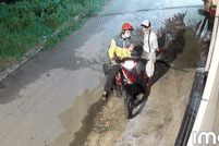 Clip người tàn tật bất lực nhìn nam thanh niên giật xấp vé số trên tay