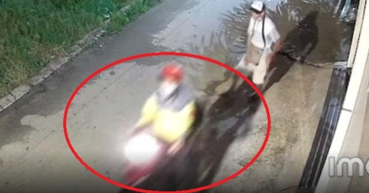 Clip người tàn tật bất lực nhìn nam thanh niên giật xấp vé số trên tay