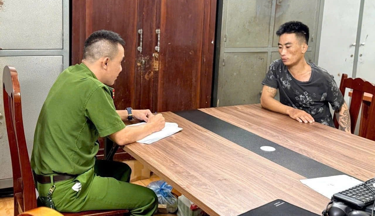 Cô gái bị kề dao khống chế, Thiếu tướng Công an...