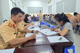 CSGT TPHCM tăng ca đến 21h để sát hạch, cấp GPLX cho người dân