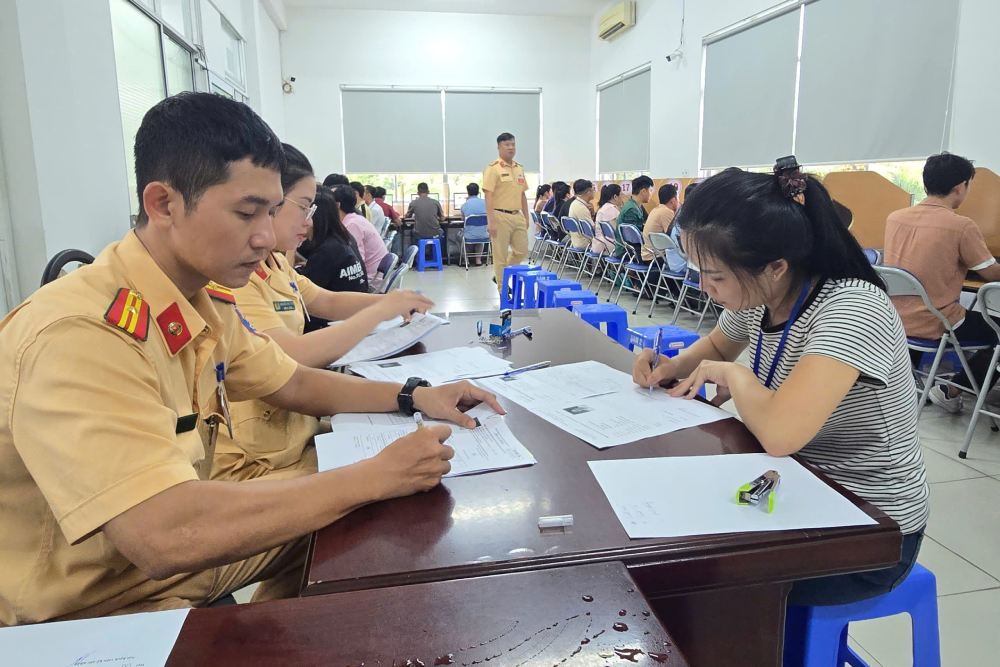 CSGT TPHCM tăng ca đến 21h để sát hạch, cấp GPLX cho người dân